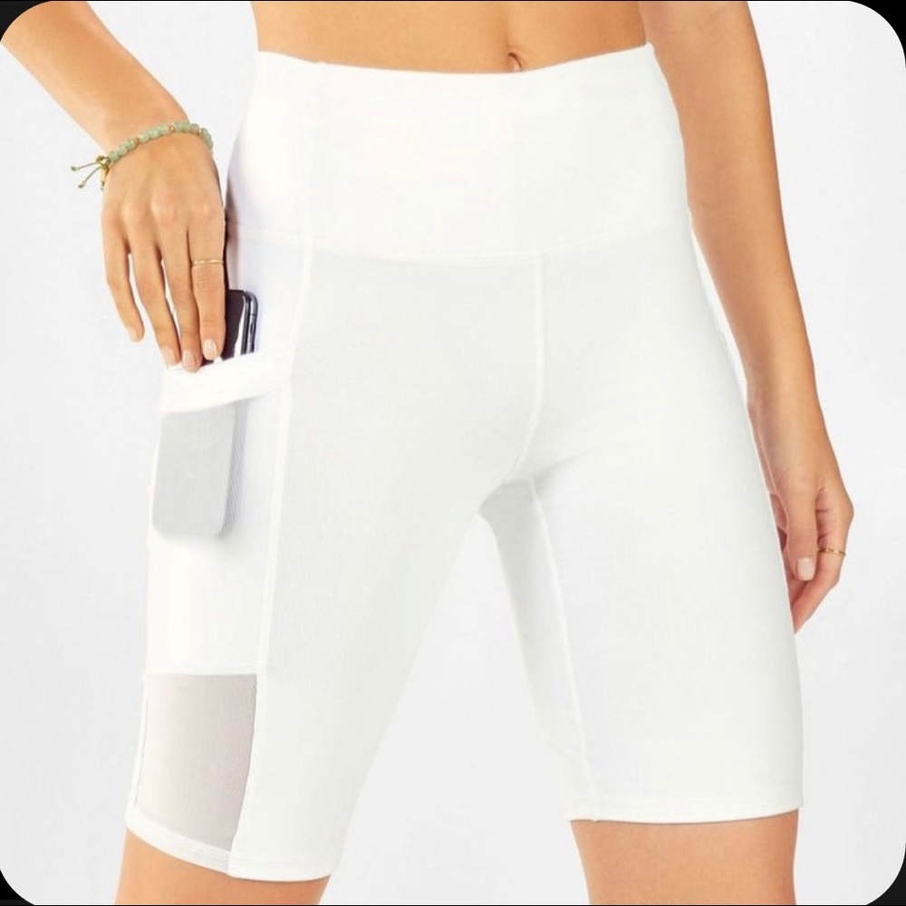 Fabletics Mila High-Waisted Pocket Short - 9” - Size Large